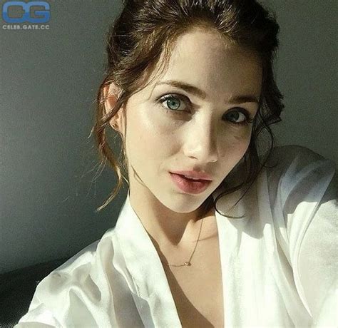 emily rudd topless|Emily Rudd Nude Pics, Scenes and Porn